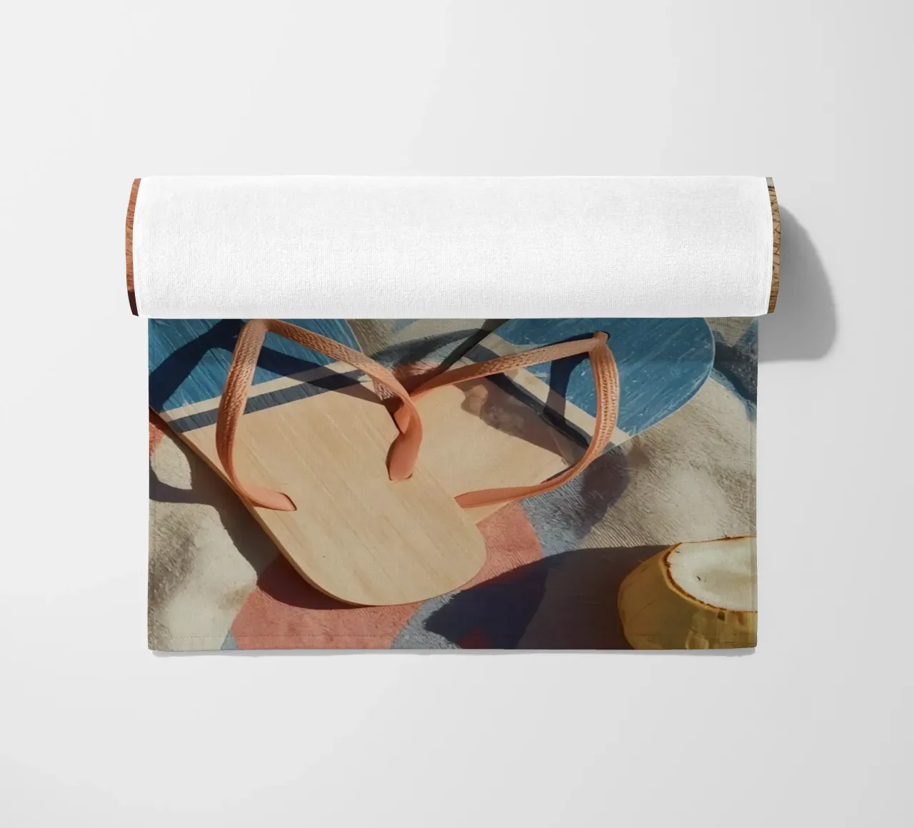 Accessori da spiaggia su asciugamano a righe e superficie in legno telo mare da DesignDoodle