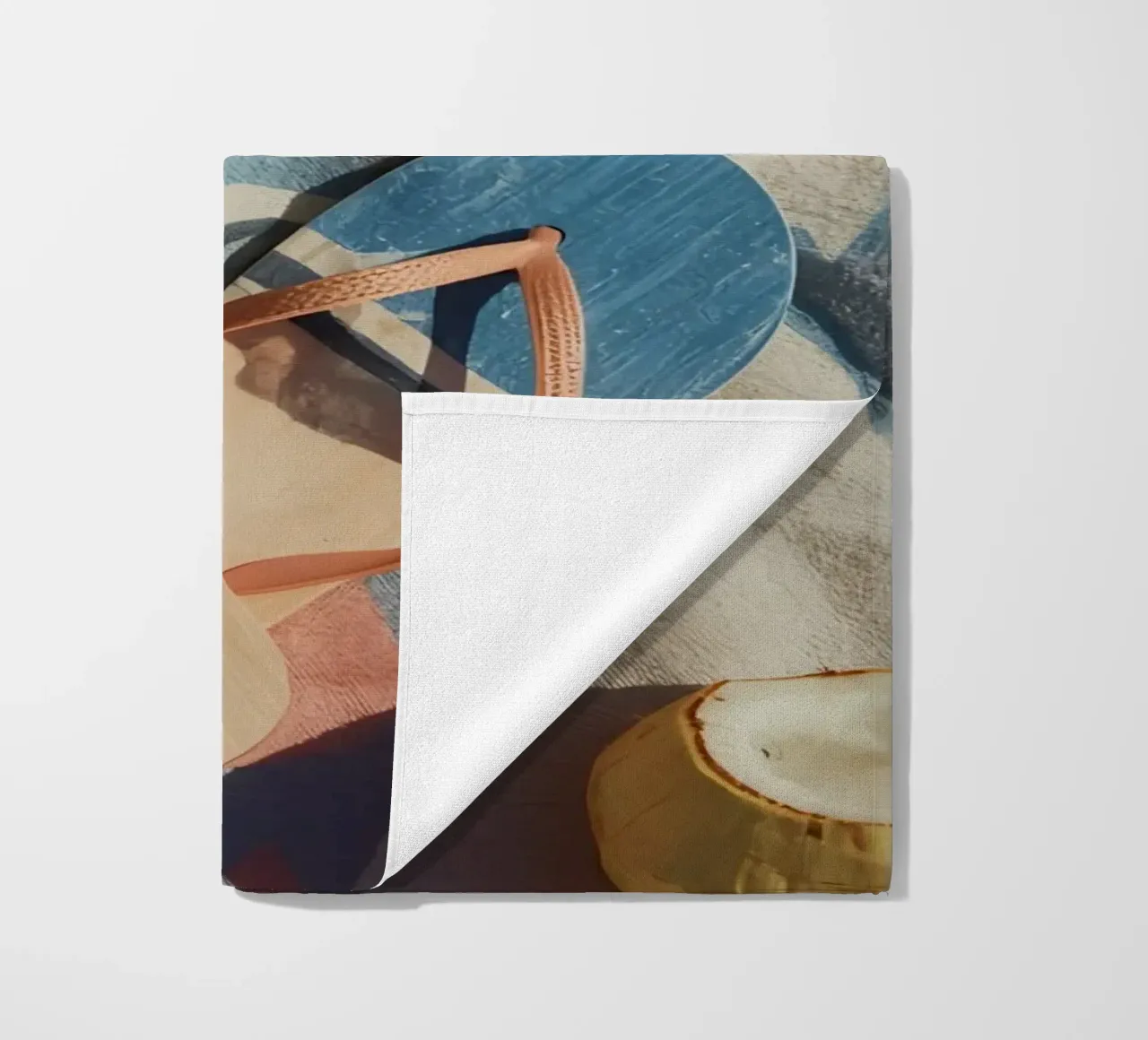 Accessori da spiaggia su asciugamano a righe e superficie in legno telo mare da DesignDoodle