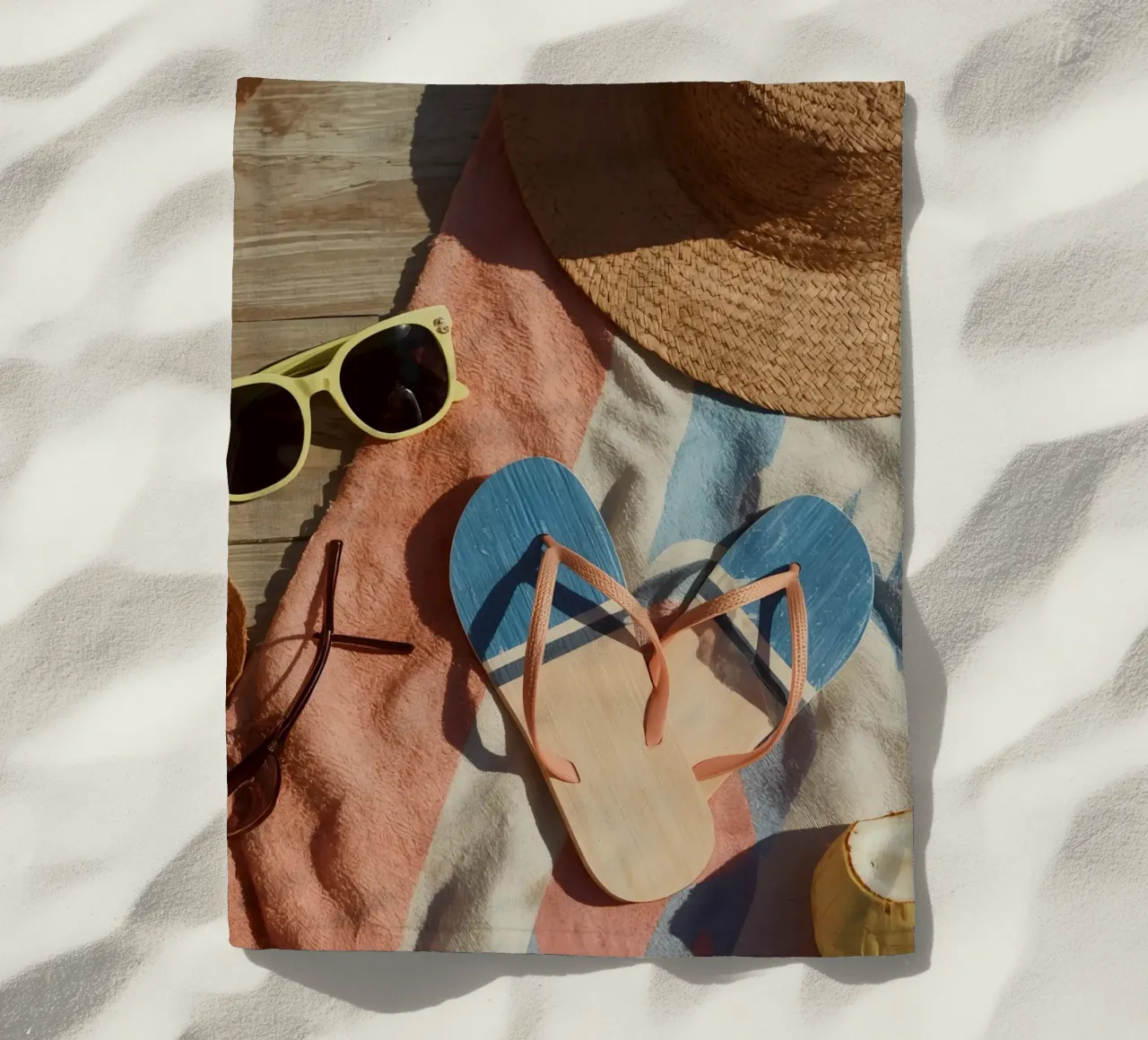 Accessori da spiaggia su asciugamano a righe e superficie in legno telo mare da DesignDoodle