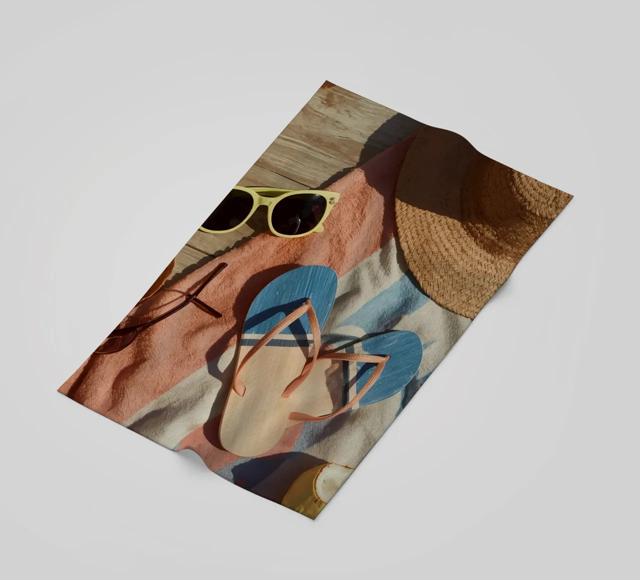 Accessori da spiaggia su asciugamano a righe e superficie in legno telo mare da DesignDoodle