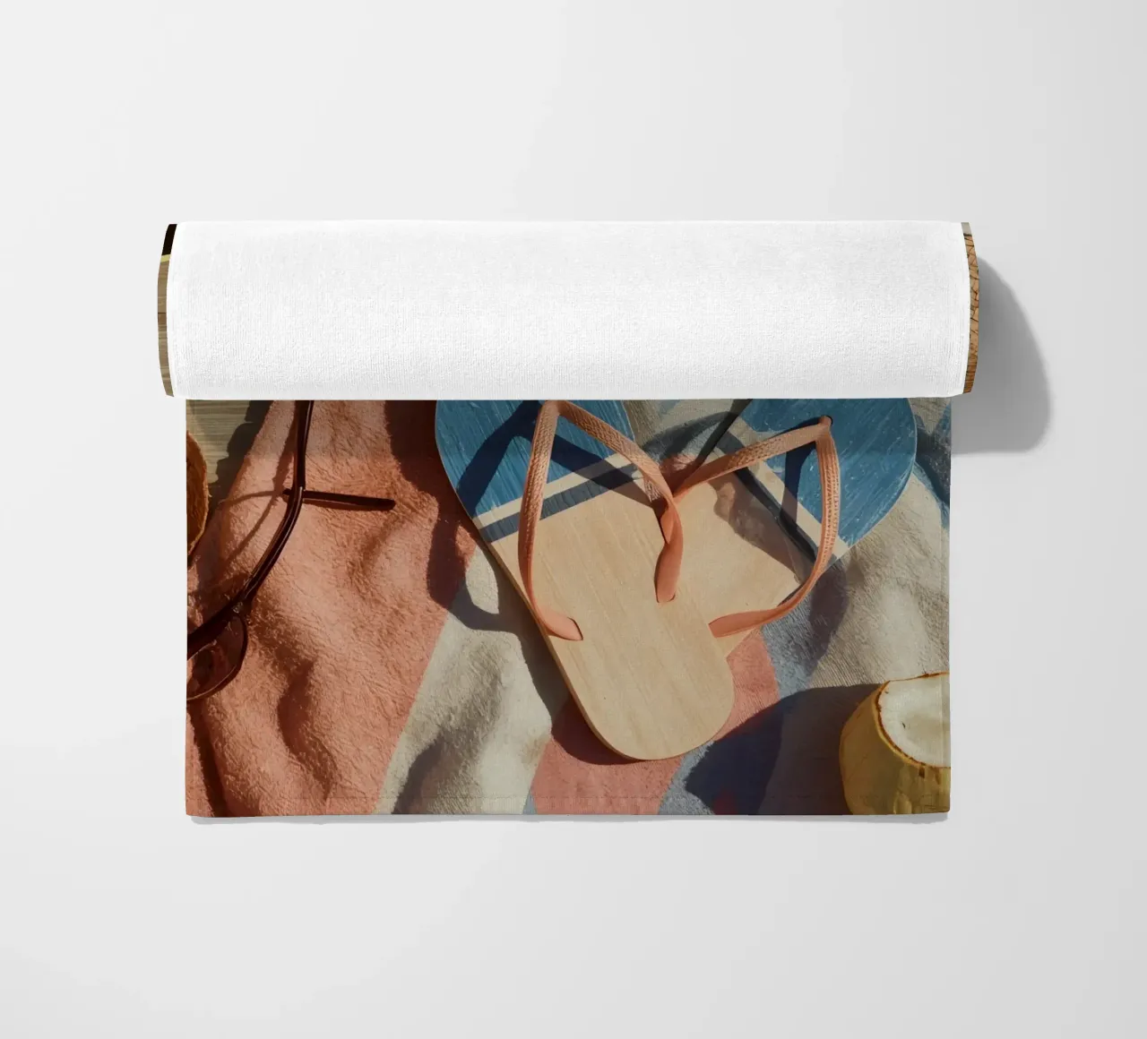 Accessori da spiaggia su asciugamano a righe e superficie in legno telo mare da DesignDoodle
