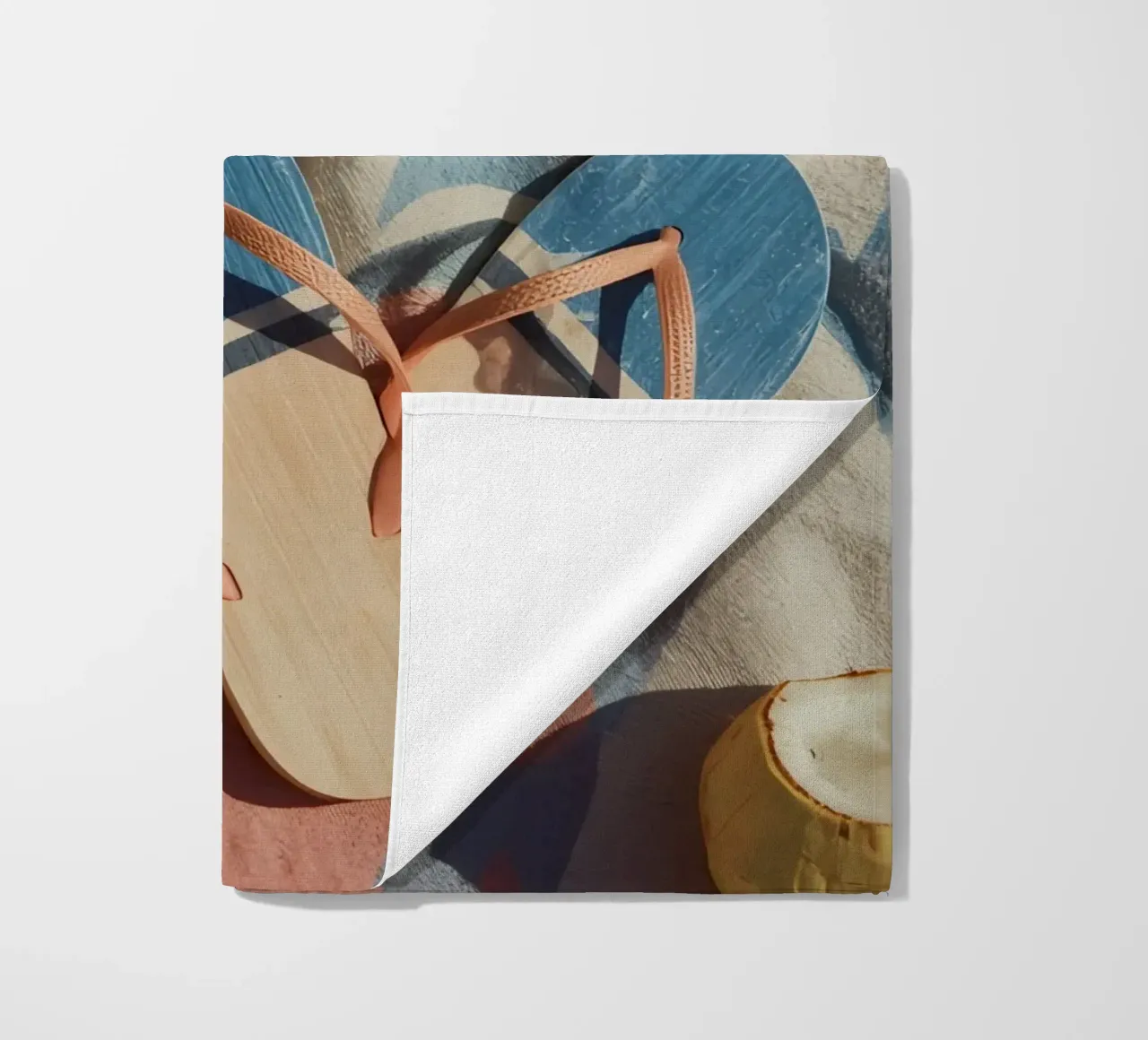 Accessori da spiaggia su asciugamano a righe e superficie in legno telo mare da DesignDoodle