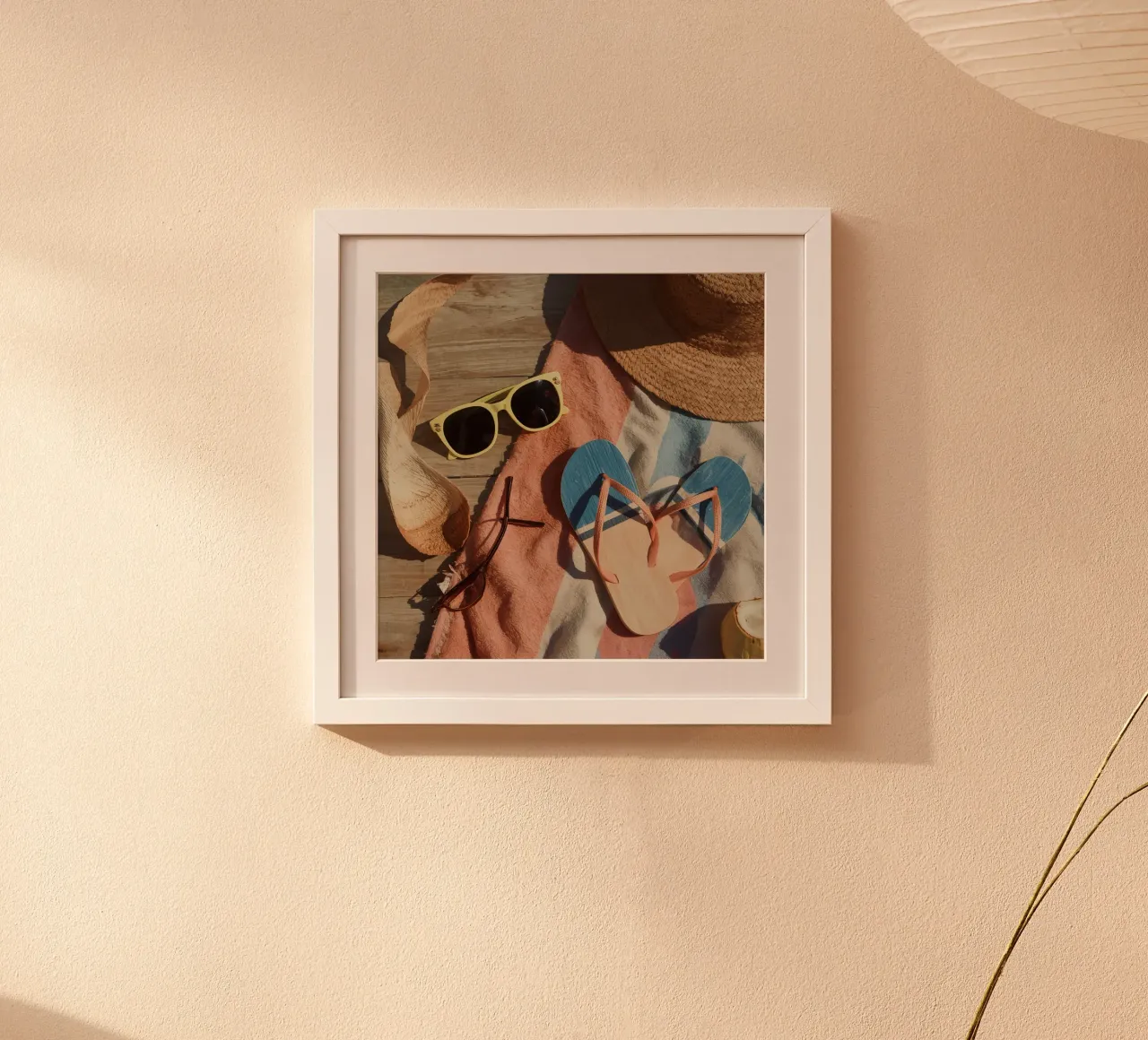 Accessori da spiaggia su asciugamano a righe e superficie in legno poster da DesignDoodle