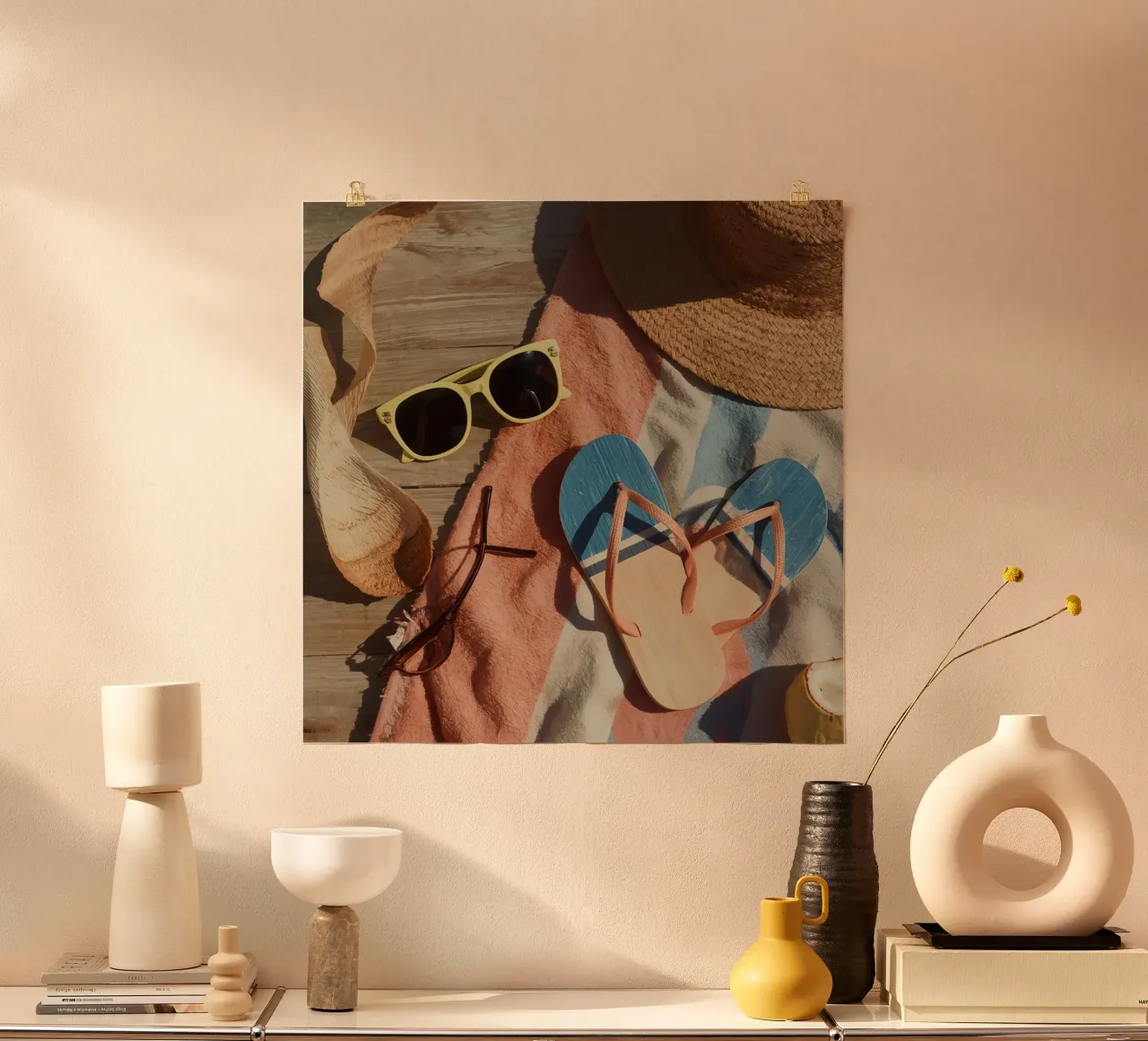 Accessori da spiaggia su asciugamano a righe e superficie in legno poster da DesignDoodle