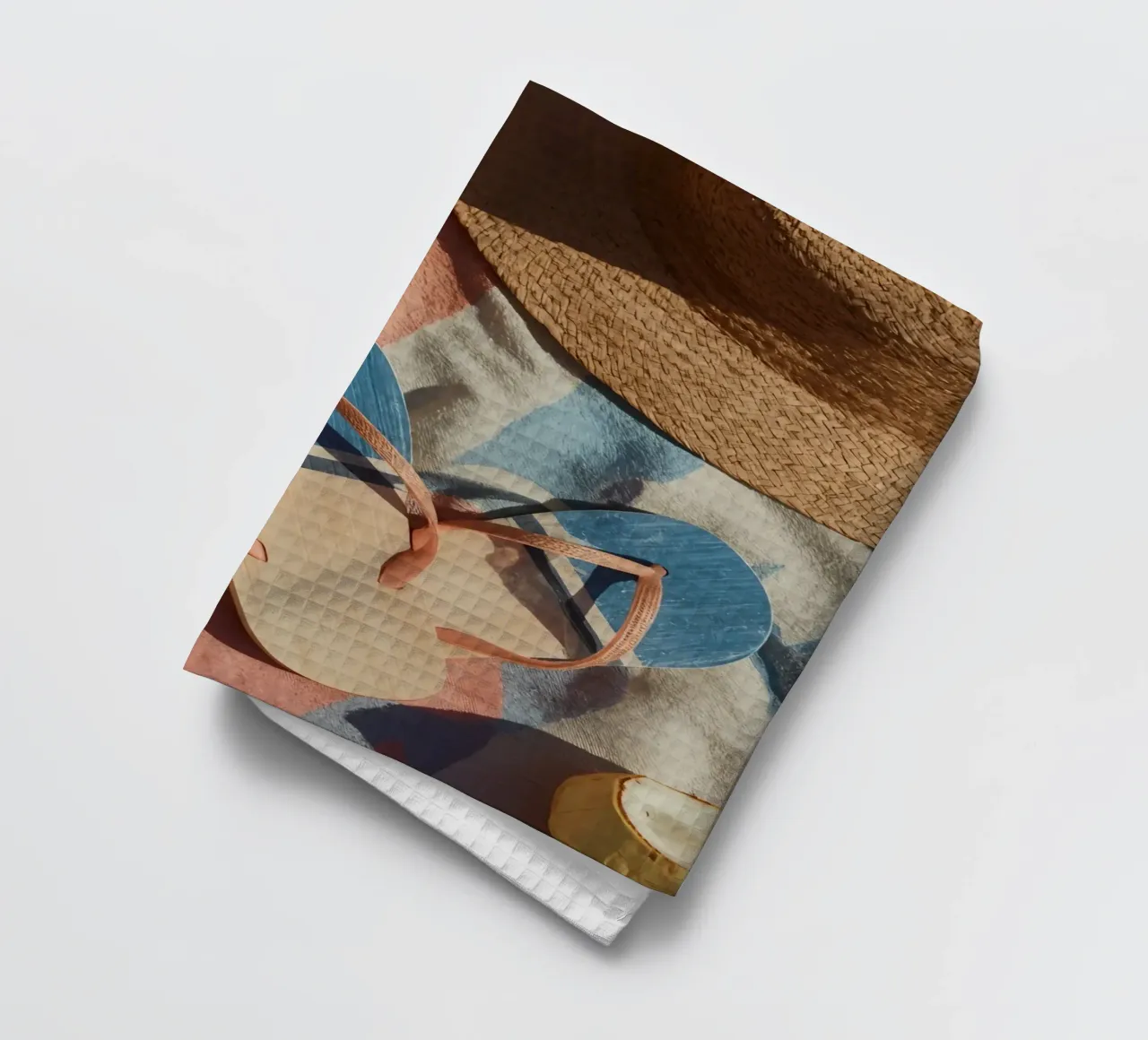 Accessori da spiaggia su asciugamano a righe e superficie in legno canovaccio da cucina da DesignDoodle
