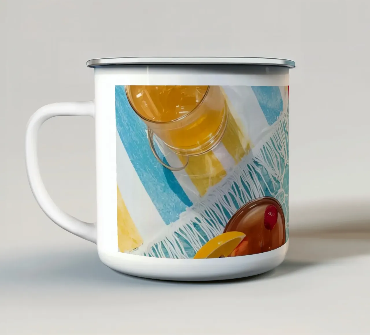 Asciugamani da spiaggia Bevande Frutta Accessori estivi Vista dall'alto tazza in smalto da DesignDoodle