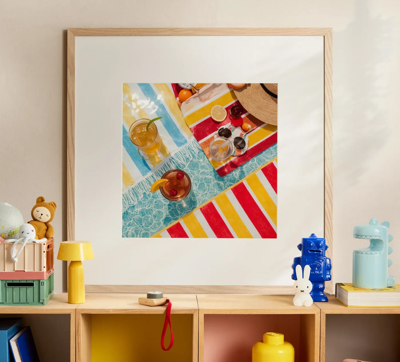 Strandtücher Getränke Obst Sommer Accessoires Draufsicht Poster von DesignDoodle
