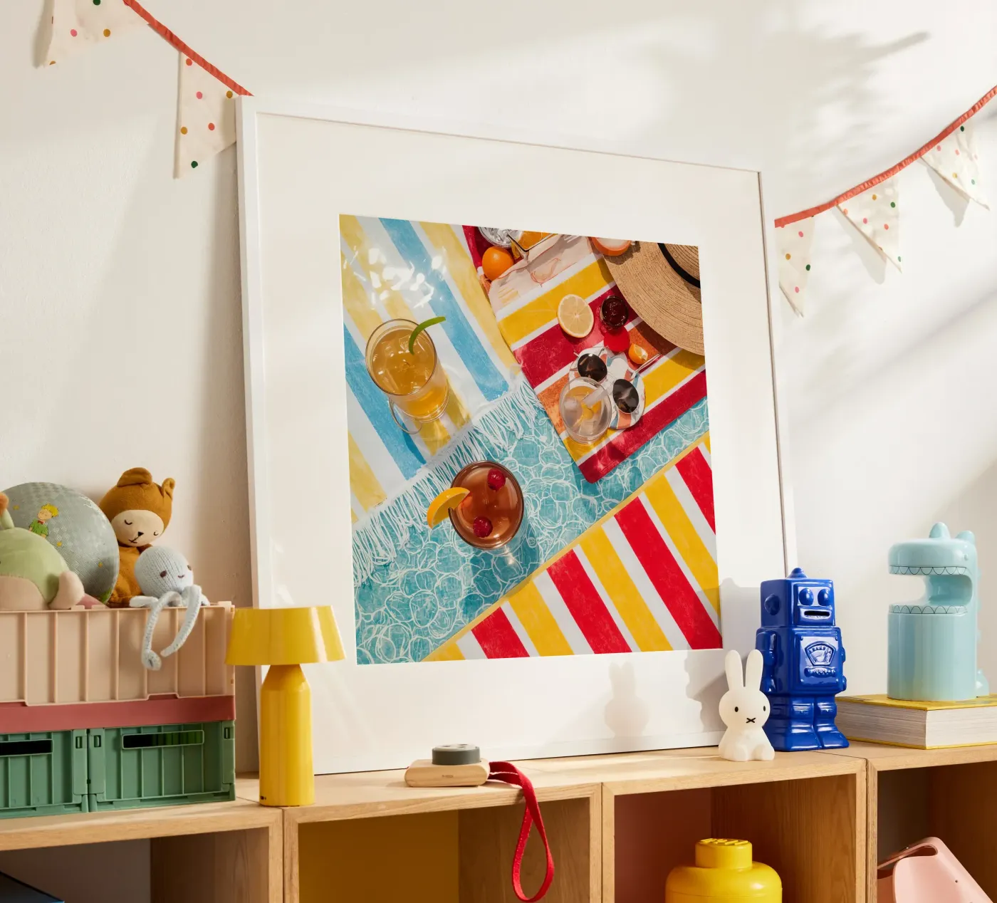 Strandtücher Getränke Obst Sommer Accessoires Draufsicht Poster von DesignDoodle