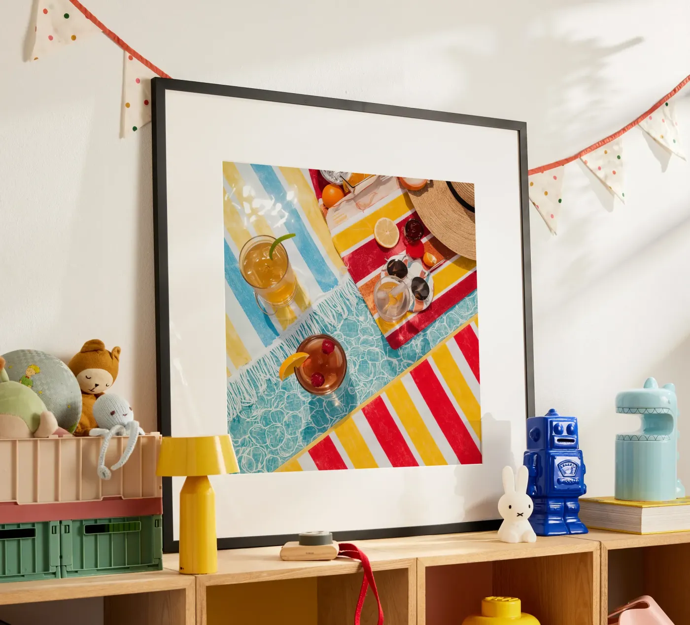 Strandtücher Getränke Obst Sommer Accessoires Draufsicht Poster von DesignDoodle