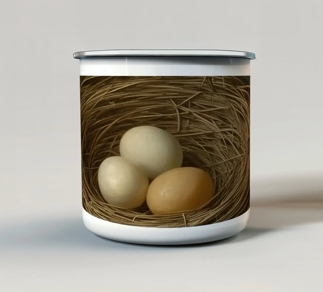 Nido d'uccello con tre uova e fogliame tazza in smalto da DesignDoodle