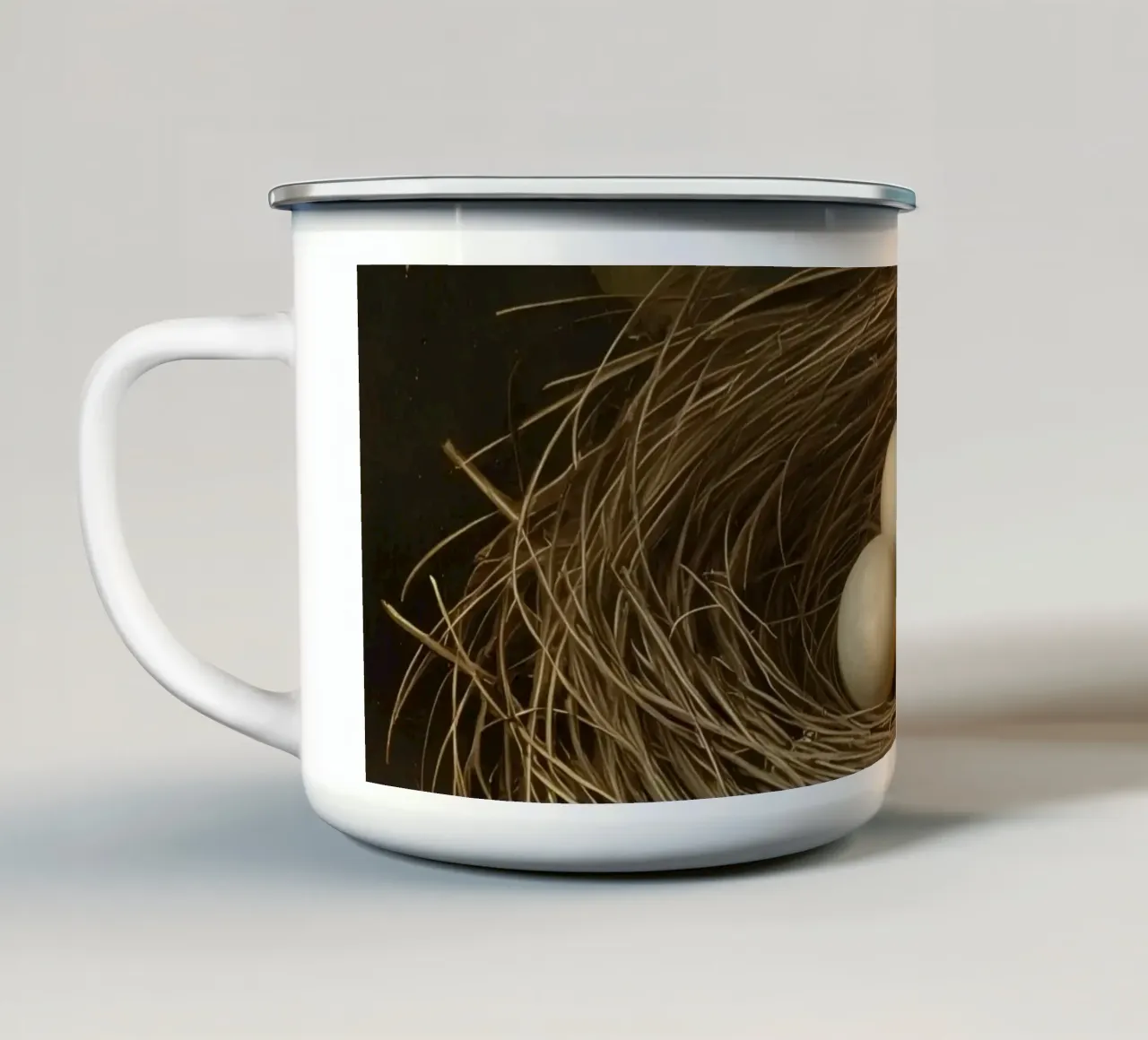 Nido d'uccello con tre uova e fogliame tazza in smalto da DesignDoodle