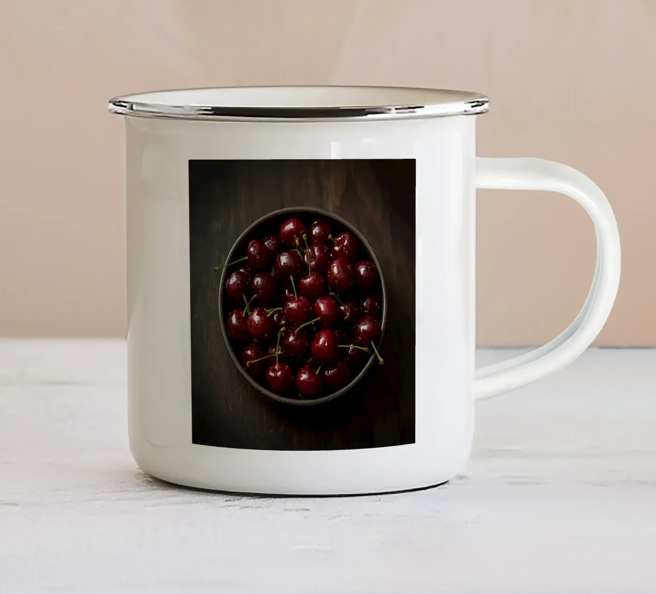Ciotola di ciliegie rosso scuro su superficie di legno tazza in smalto da DesignDoodle