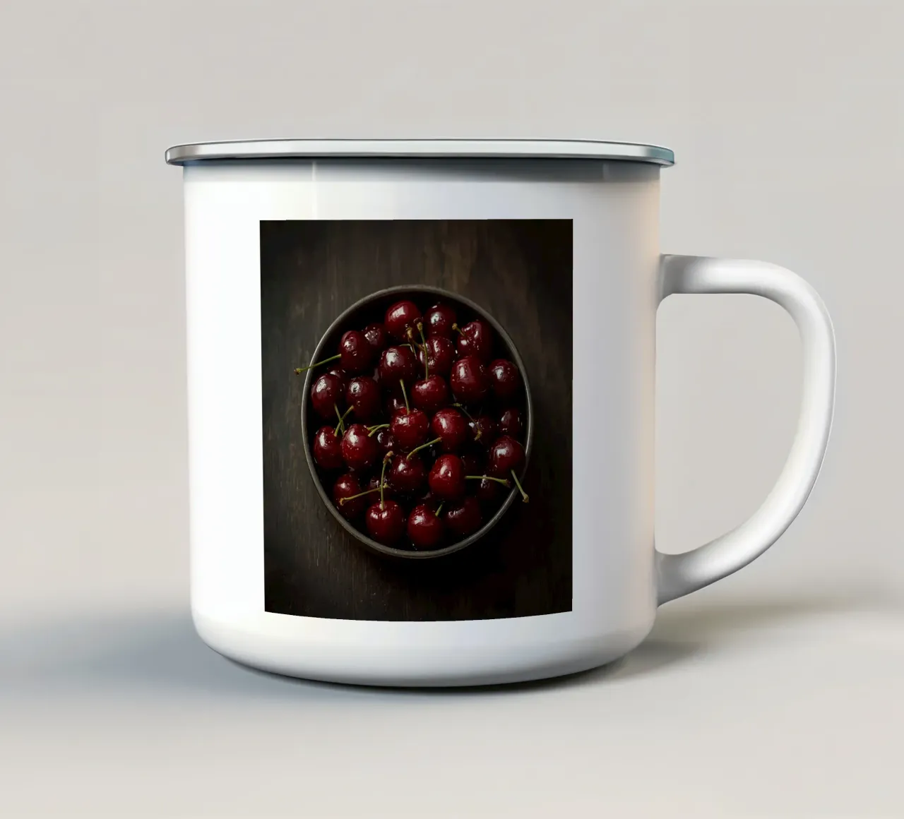 Ciotola di ciliegie rosso scuro su superficie di legno tazza in smalto da DesignDoodle