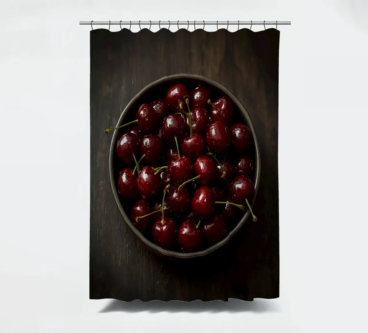 Schale mit dunkelroten Kirschen auf Holzoberfläche Duschvorhang von DesignDoodle