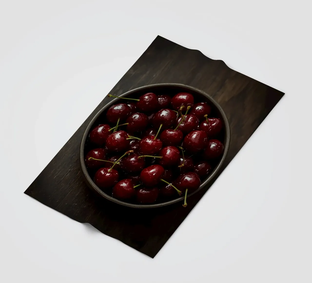Schale mit dunkelroten Kirschen auf Holzoberfläche Fleecedecke von DesignDoodle