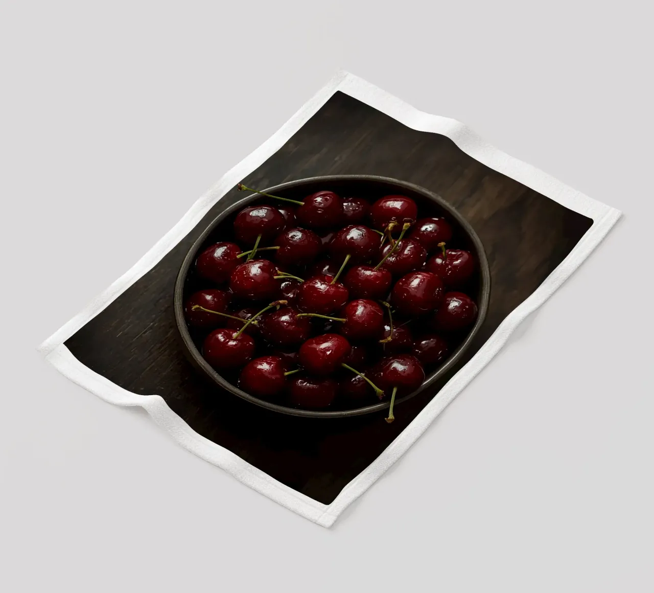 Schale mit dunkelroten Kirschen auf Holzoberfläche Fleecedecke von DesignDoodle