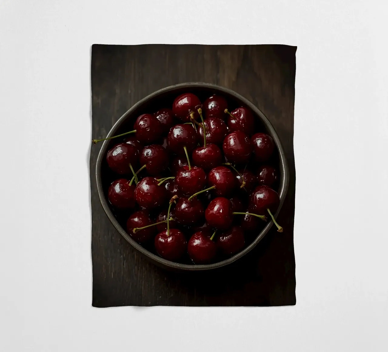 Schale mit dunkelroten Kirschen auf Holzoberfläche Fleecedecke von DesignDoodle