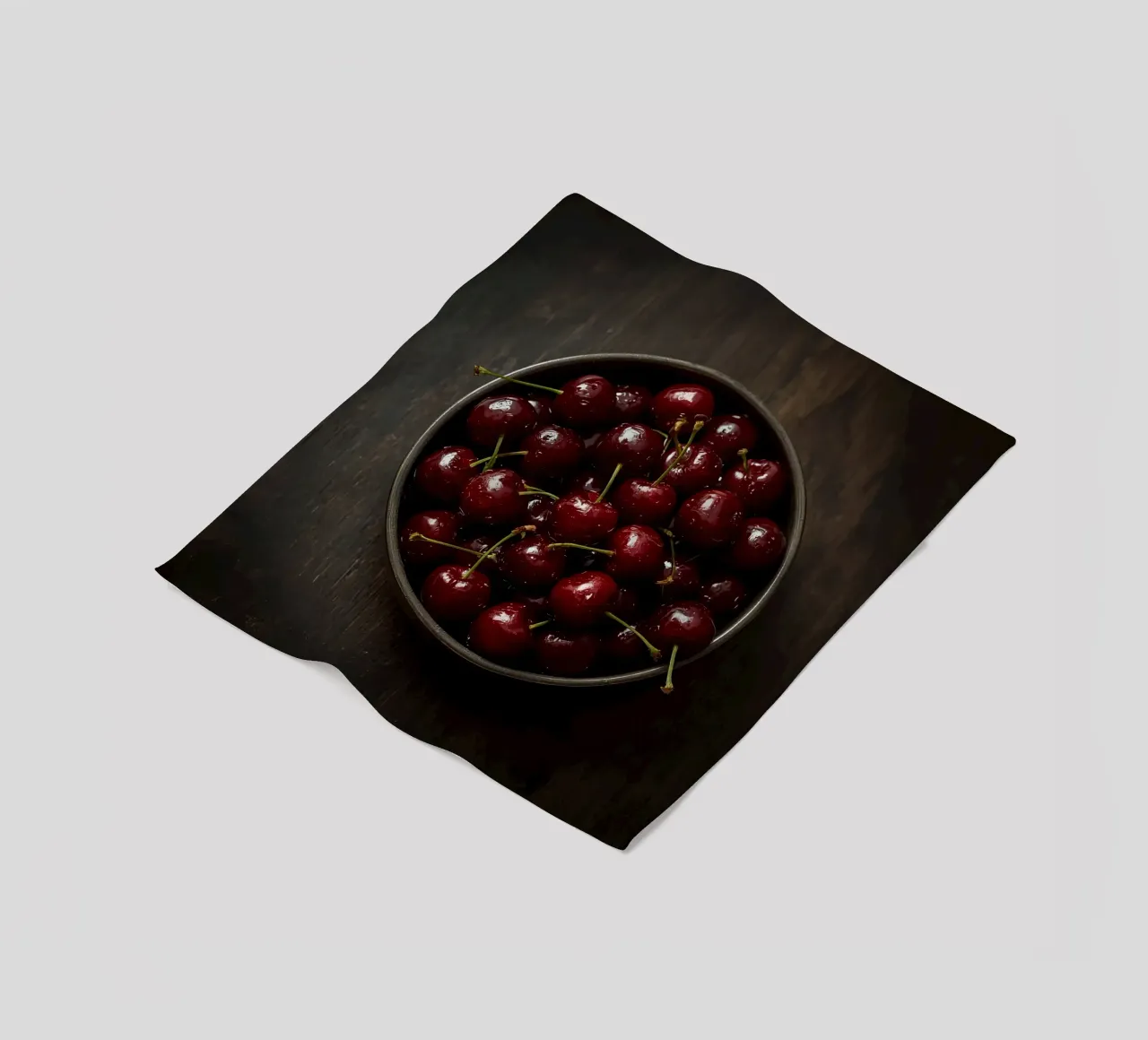Schale mit dunkelroten Kirschen auf Holzoberfläche Fleecedecke von DesignDoodle