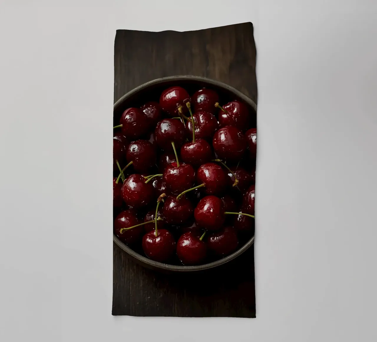 Schale mit dunkelroten Kirschen auf Holzoberfläche Handtuch von DesignDoodle