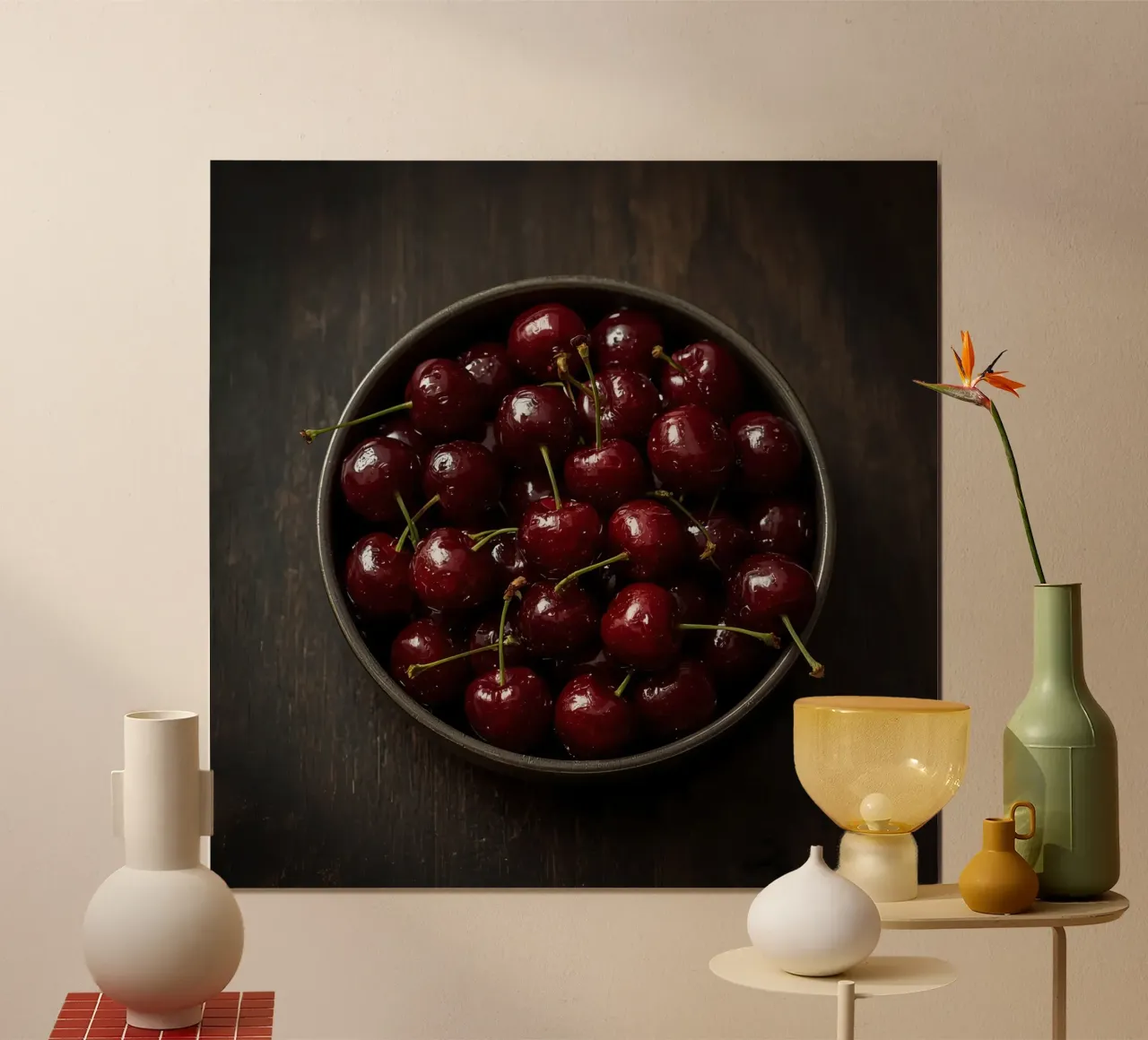Ciotola di ciliegie rosso scuro su superficie di legno poster con telaio in legno da DesignDoodle