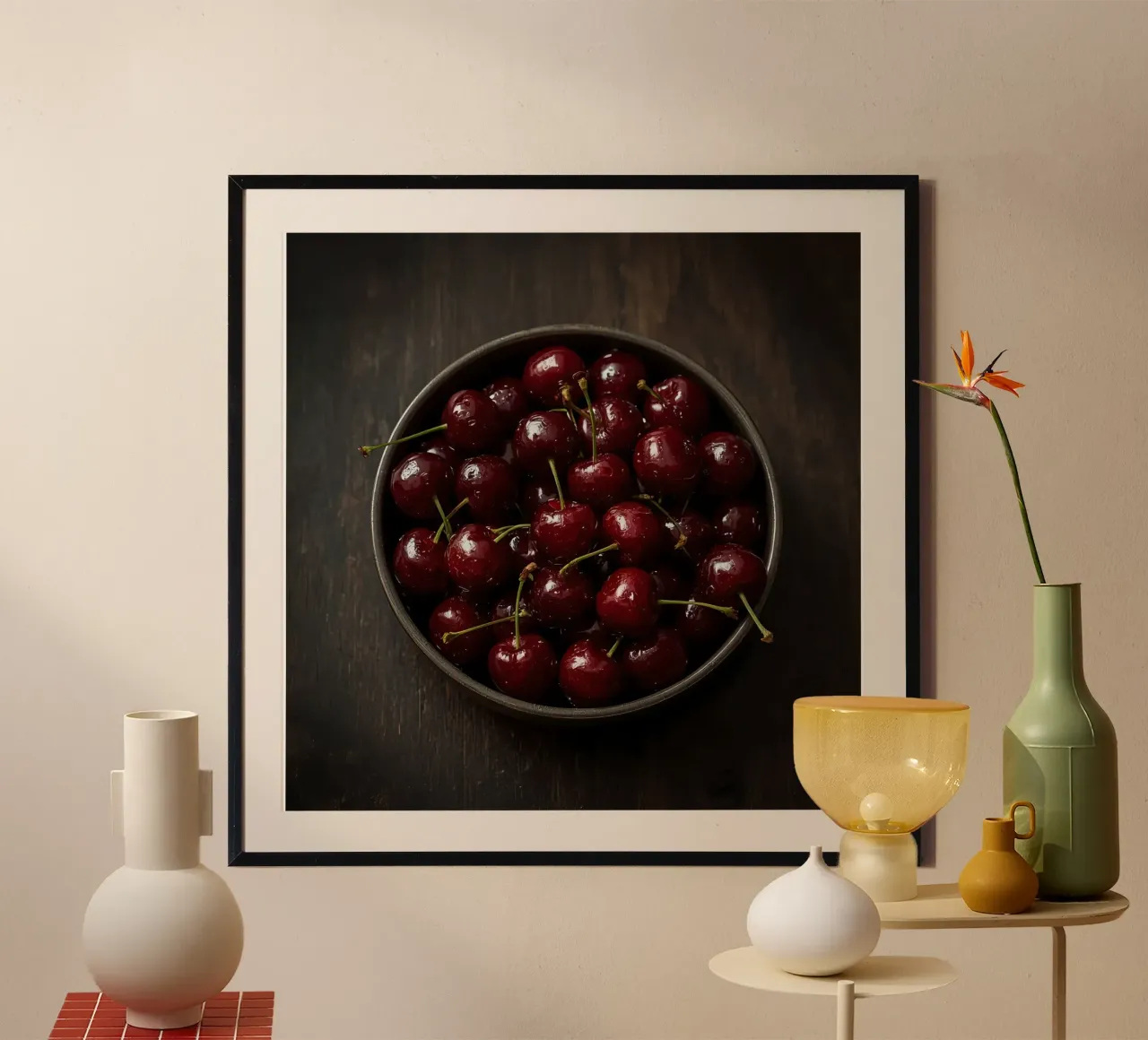 Ciotola di ciliegie rosso scuro su superficie di legno poster con telaio in legno da DesignDoodle