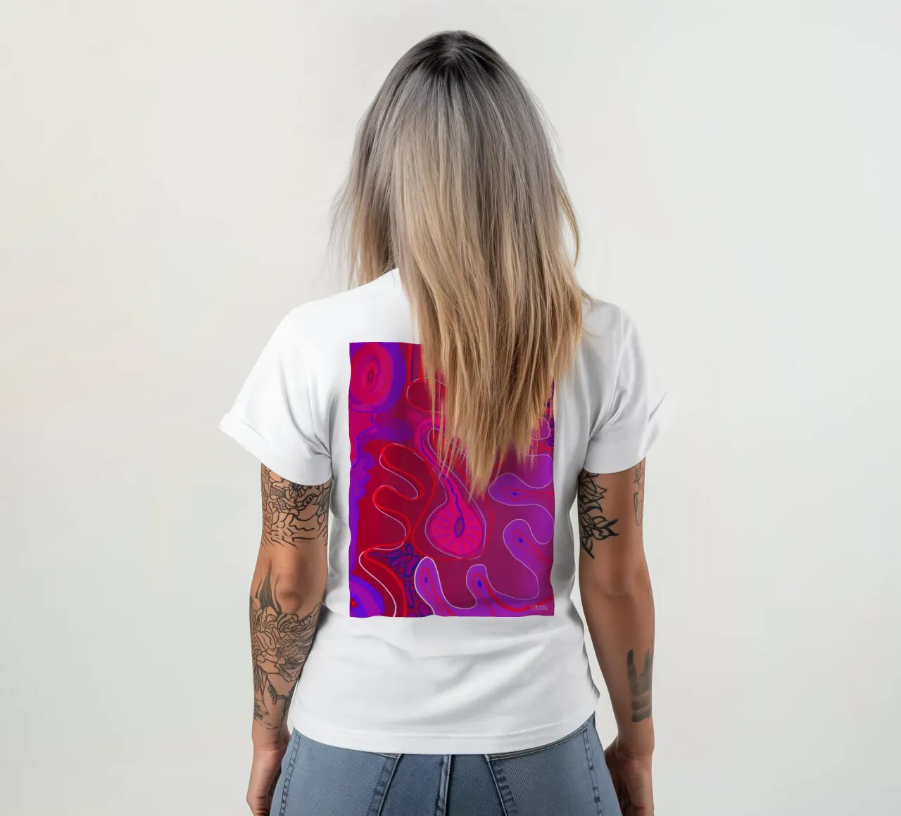 Uncontained Femininity t-shirt da Femlouise.illustrations
