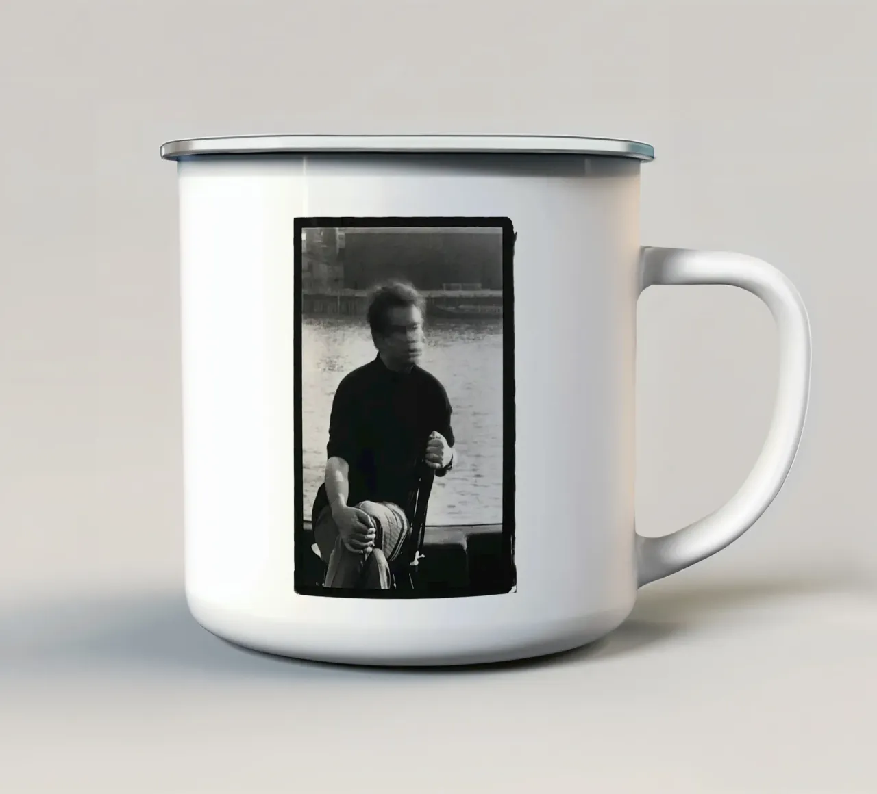 Ritratto Peter Beard tazza in smalto da Collins Shop