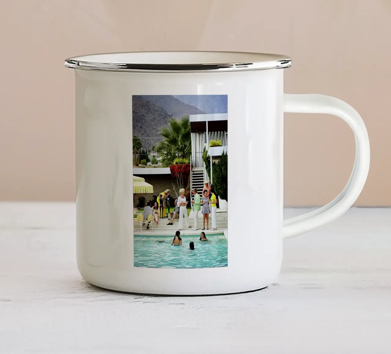 Slim Aarons - Raduno e festa tazza in smalto da COMEBACKSHOP