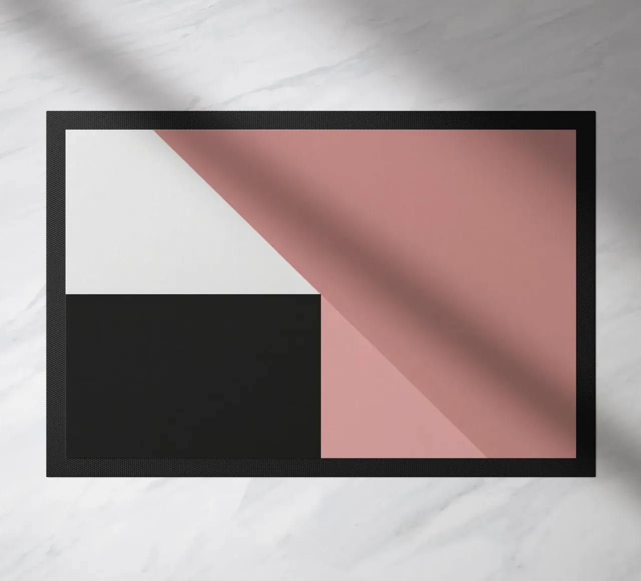Forme geometriche in rosa, bianco e nero zerbino da DesignDoodle