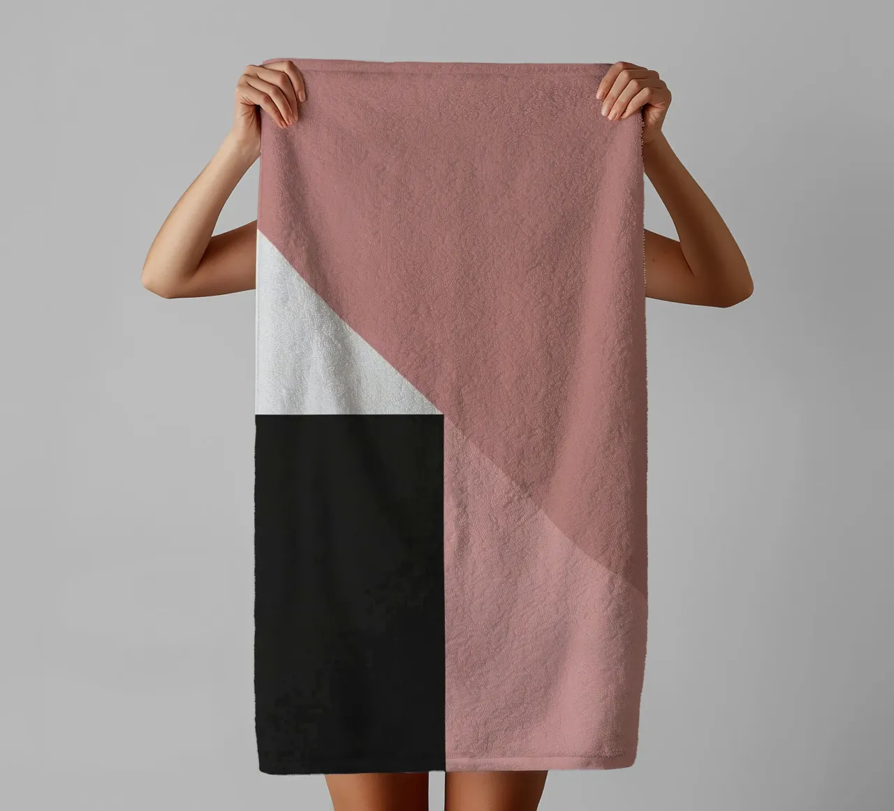 Forme geometriche in rosa, bianco e nero asciugamano da bagno da DesignDoodle