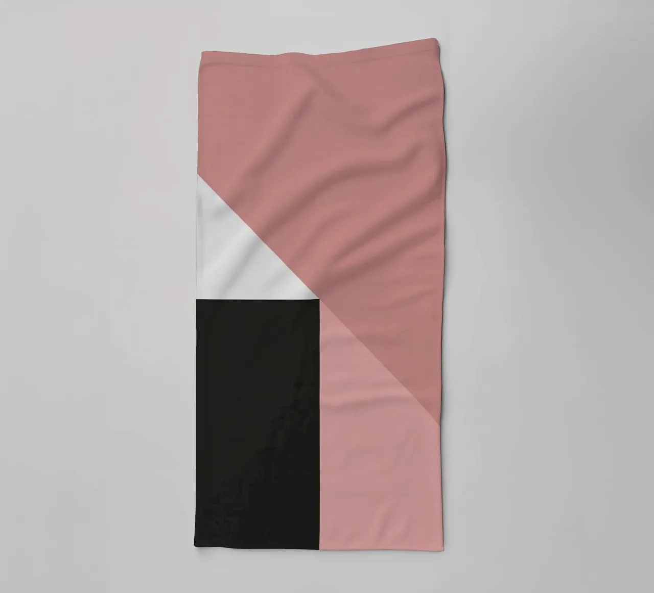 Forme geometriche in rosa, bianco e nero asciugamano da bagno da DesignDoodle