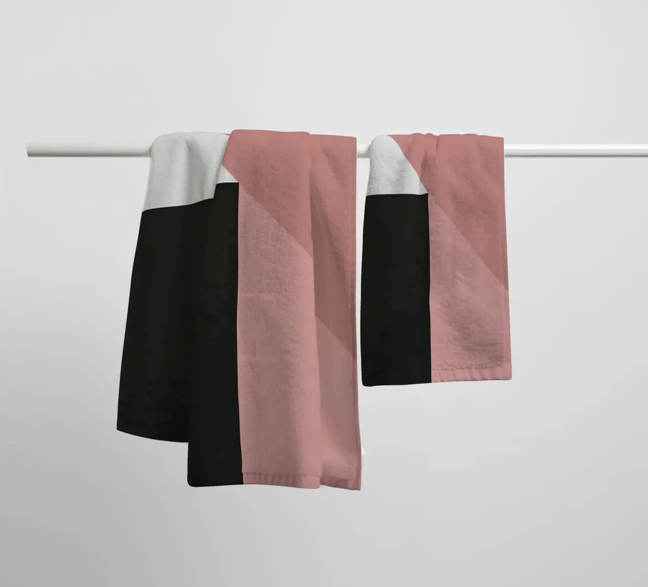 Forme geometriche in rosa, bianco e nero asciugamano da bagno da DesignDoodle