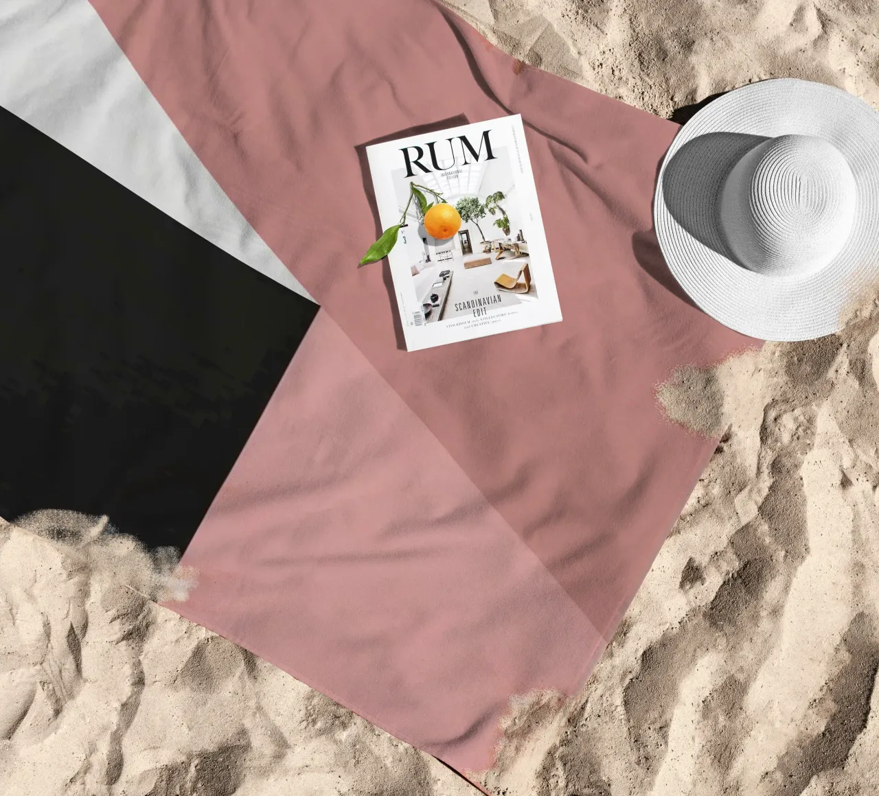 Forme geometriche in rosa, bianco e nero telo mare da DesignDoodle