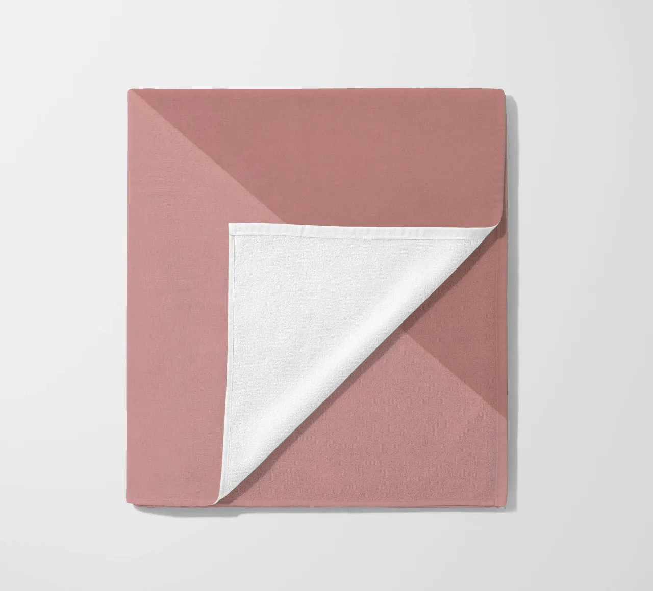 Forme geometriche in rosa, bianco e nero telo mare da DesignDoodle