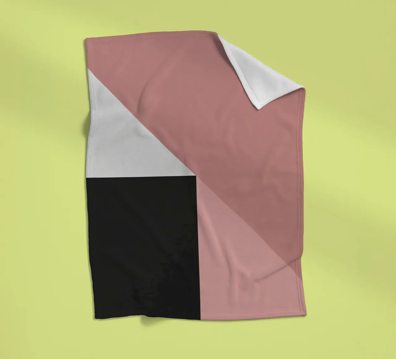 Forme geometriche in rosa, bianco e nero coperta in pile da DesignDoodle