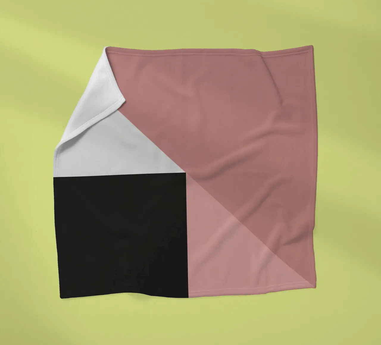 Forme geometriche in rosa, bianco e nero coperta in pile da DesignDoodle
