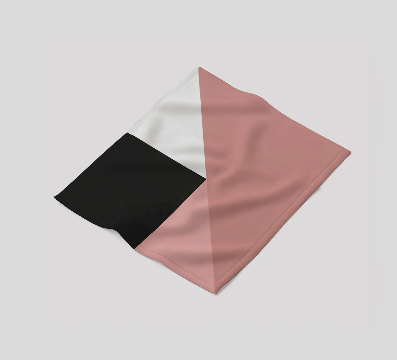 Forme geometriche in rosa, bianco e nero coperta in pile da DesignDoodle