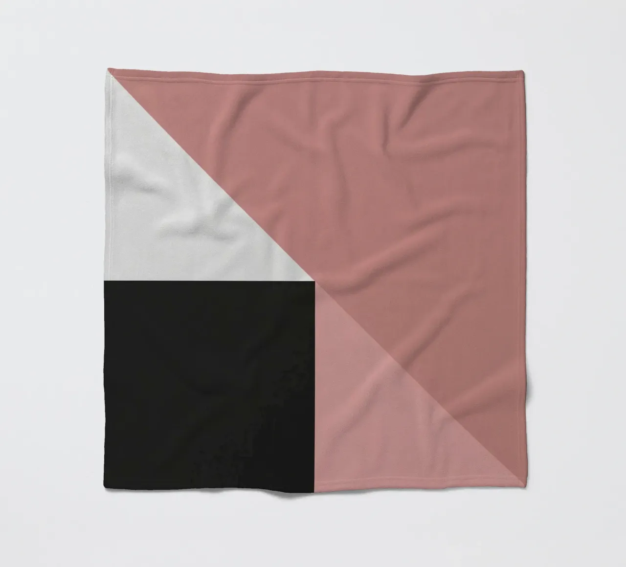 Forme geometriche in rosa, bianco e nero coperta in pile da DesignDoodle