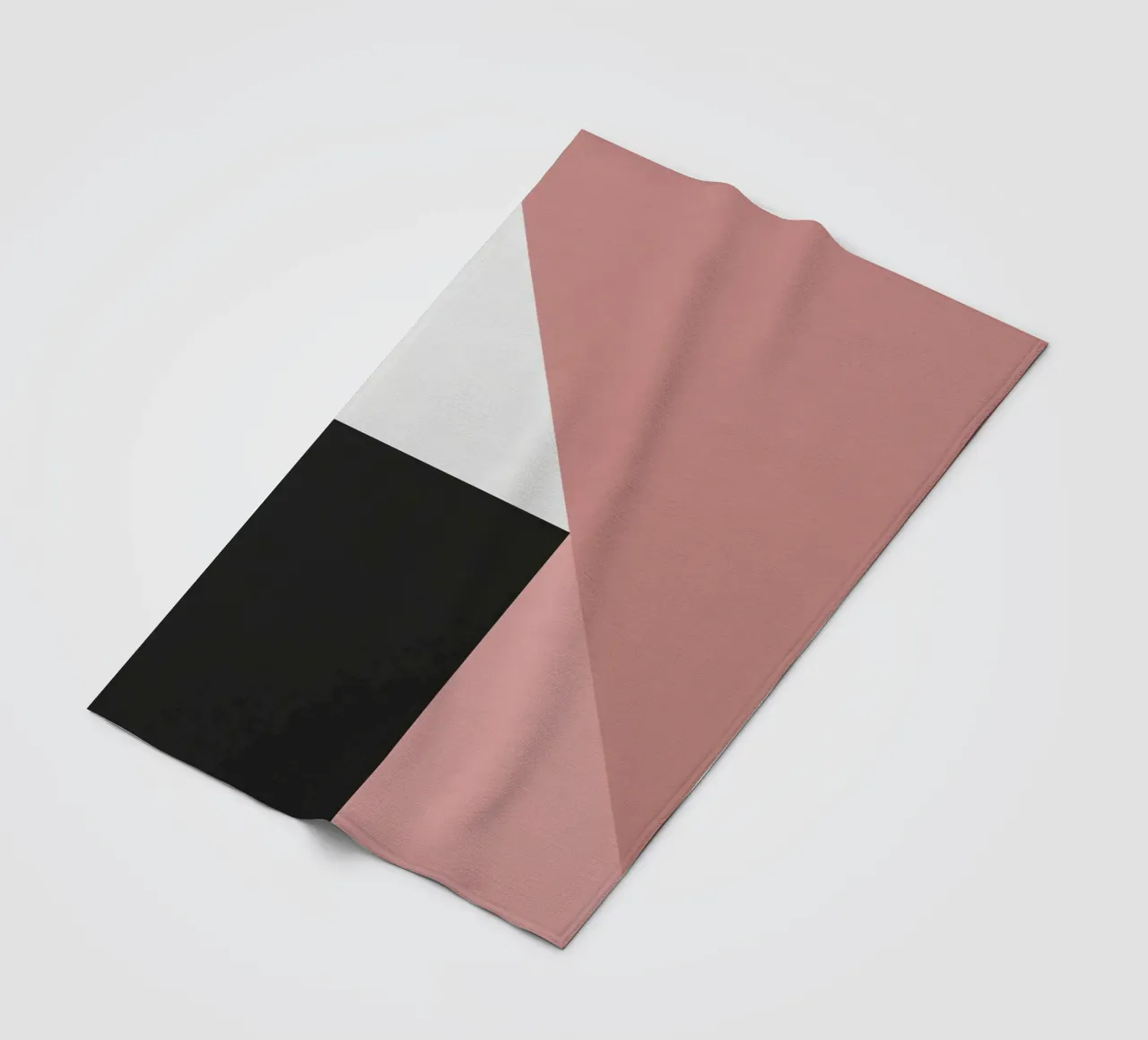 Forme geometriche in rosa, bianco e nero coperta in pile da DesignDoodle