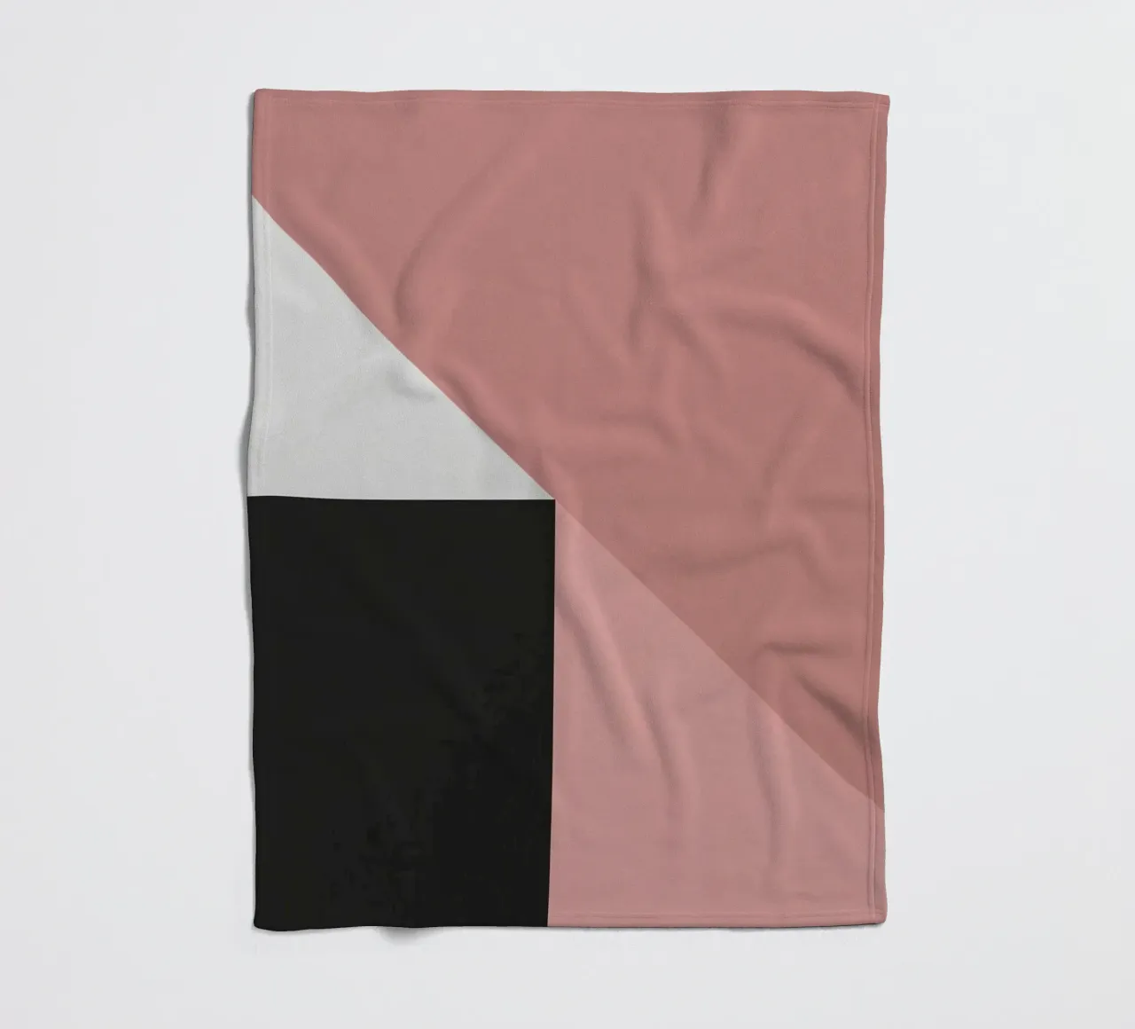 Forme geometriche in rosa, bianco e nero coperta in pile da DesignDoodle