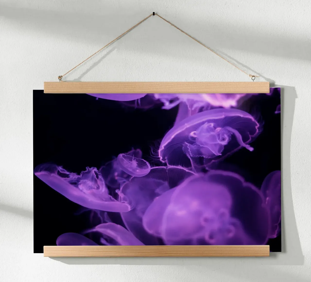 meduse vita marina poster con telaio in legno da Earthly Visions