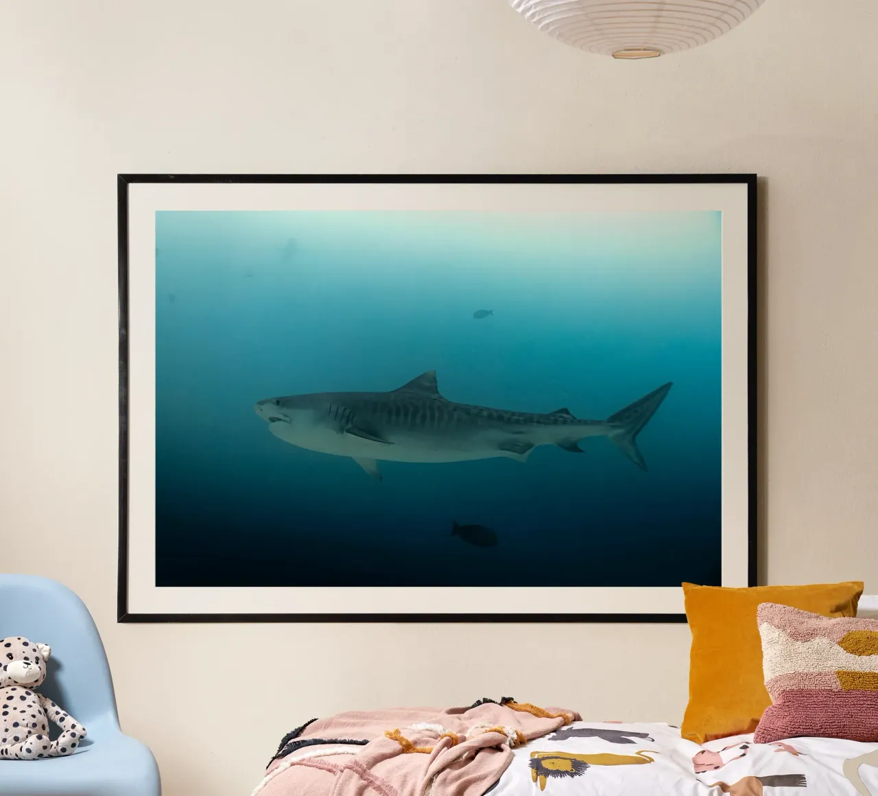 squalo oceano poster con telaio in plastica da Earthly Visions