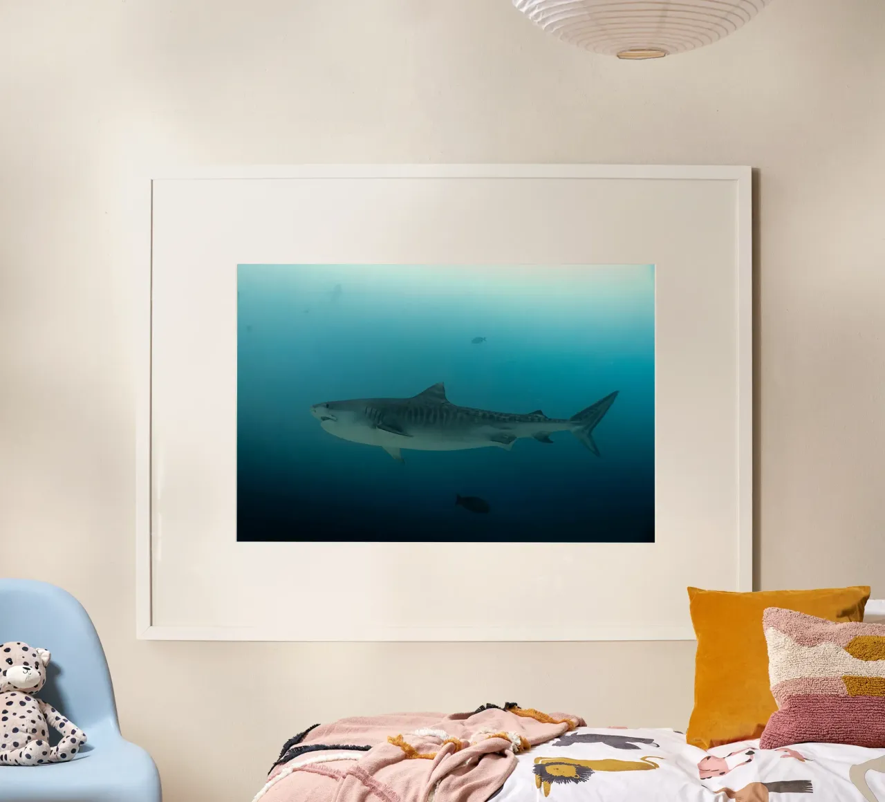 squalo oceano poster con telaio in plastica da Earthly Visions