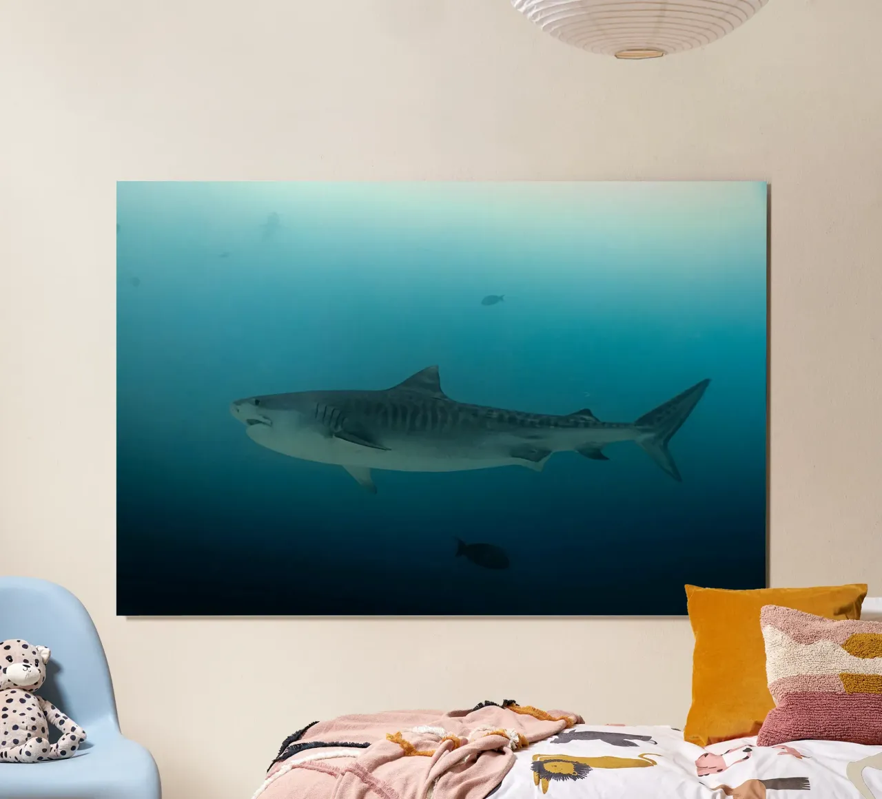 squalo oceano poster con telaio in plastica da Earthly Visions
