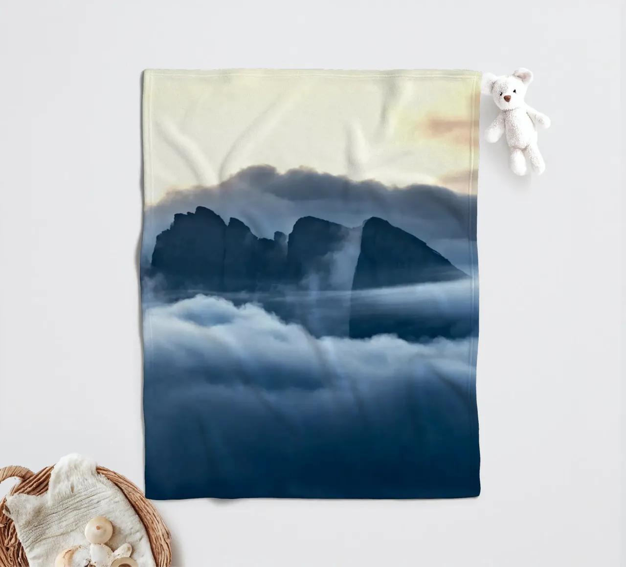 mountain clouds Fleecedecke von Earthly Visions