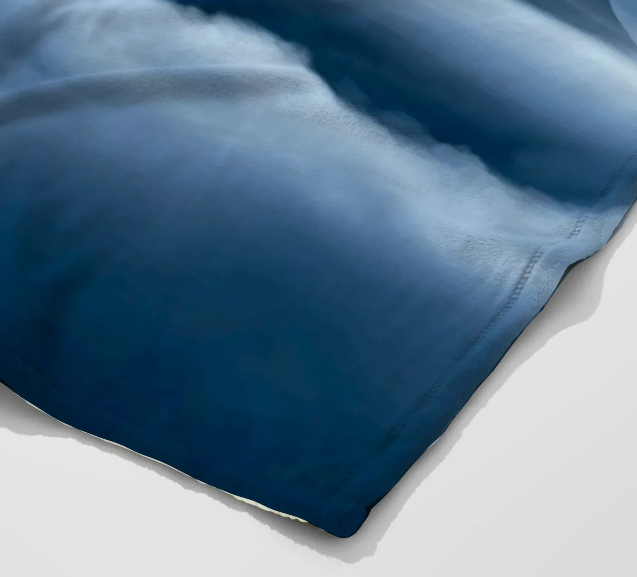 mountain clouds Fleecedecke von Earthly Visions