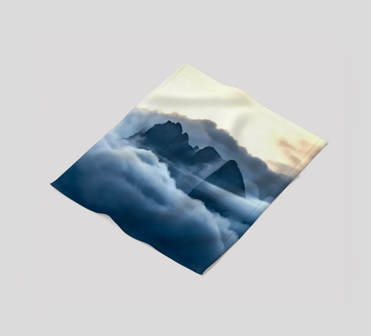 mountain clouds Fleecedecke von Earthly Visions