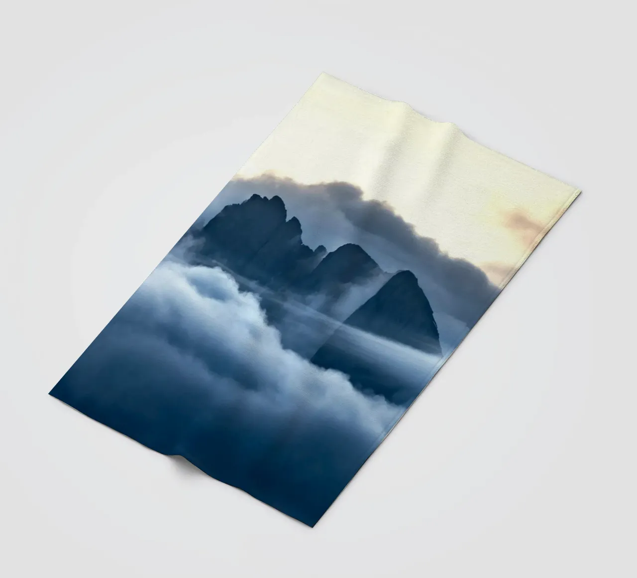 mountain clouds Fleecedecke von Earthly Visions