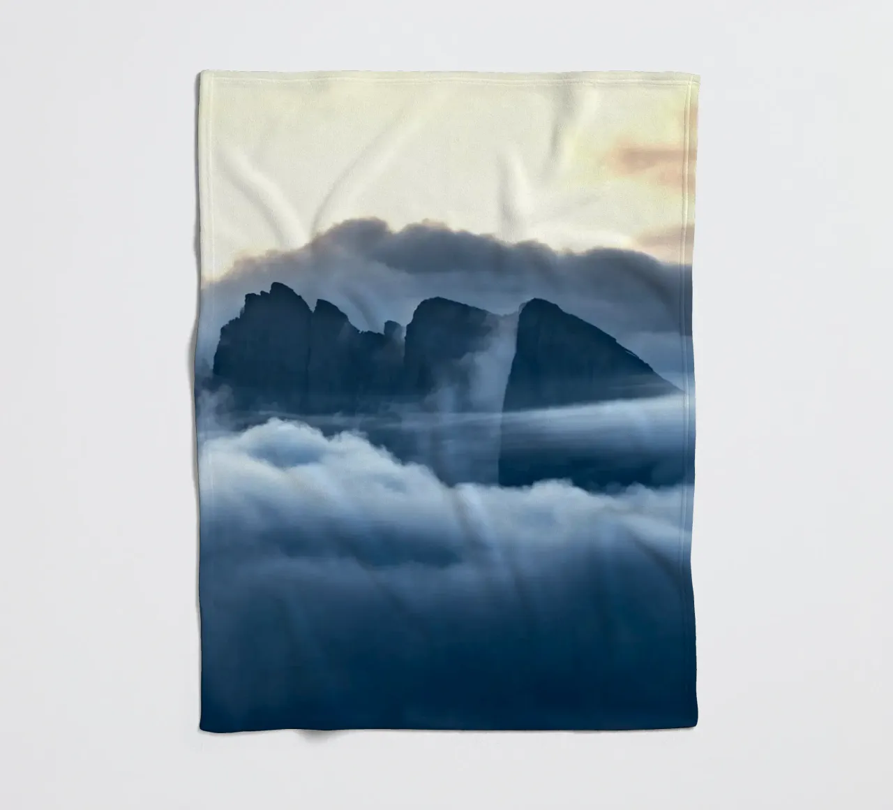 mountain clouds Fleecedecke von Earthly Visions