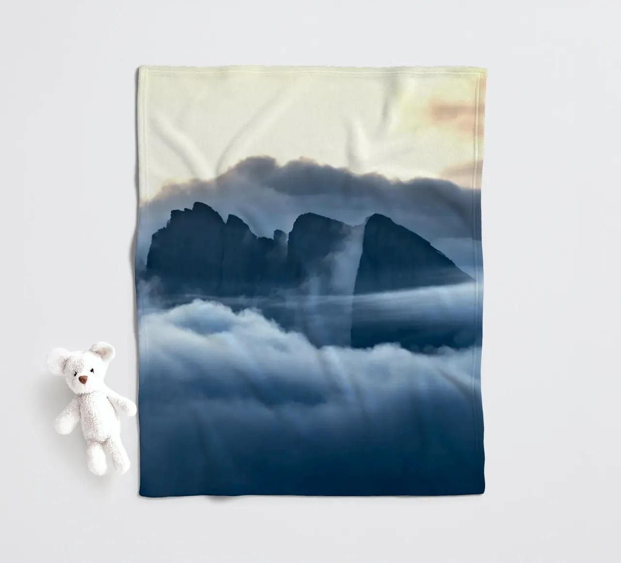 mountain clouds Fleecedecke von Earthly Visions